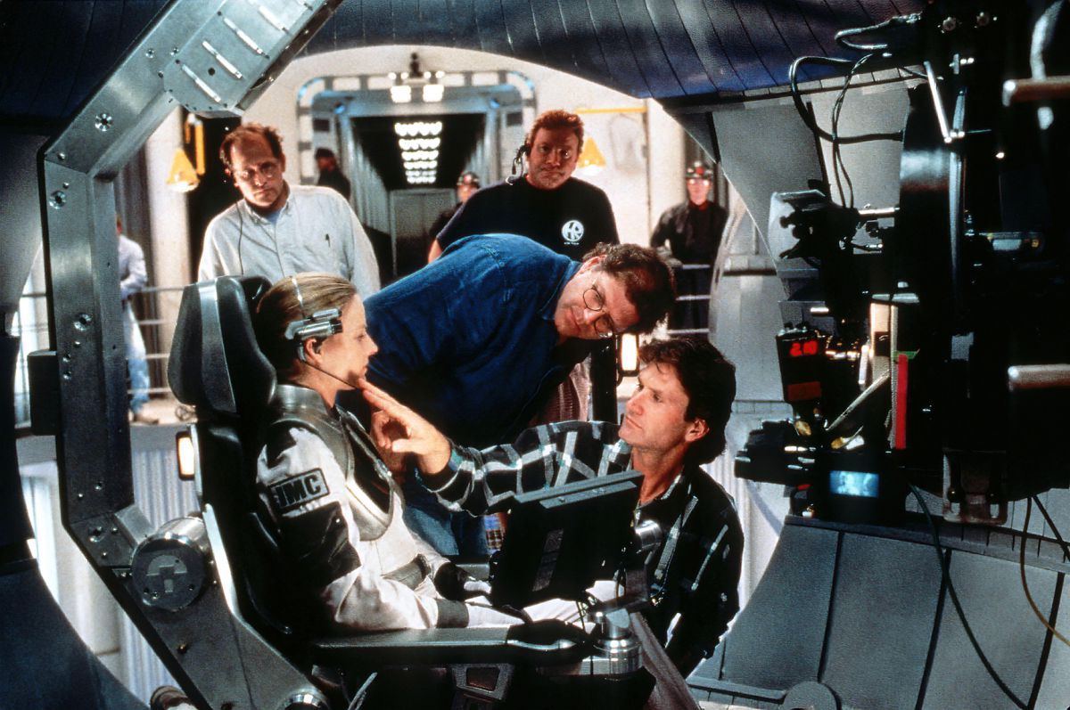 Don Burgess, ASC (kneeling, right) and director Robert Zemeckis line up a shot with Foster. (RGR Collection / Alamy Stock Photo)