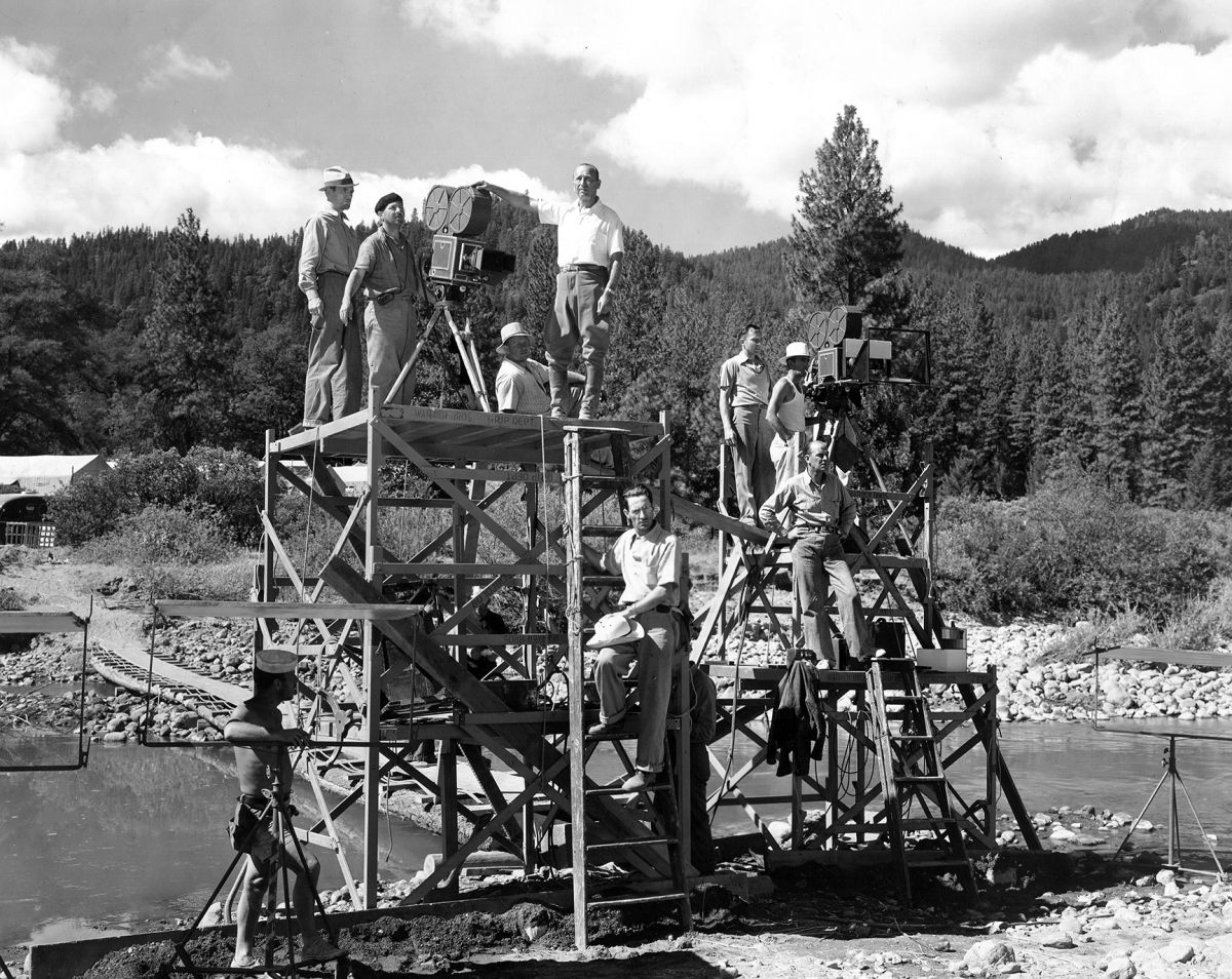 On location in Idaho, director King Vidor (standing on platform below camera on right) and the crew set up
under the supervision of ASC members William V. Skall and Sidney Wagner (behind Technicolor unit on left). The picture cost $4 million ($70 million today) and was the most expensive MGM had made up to that year. 