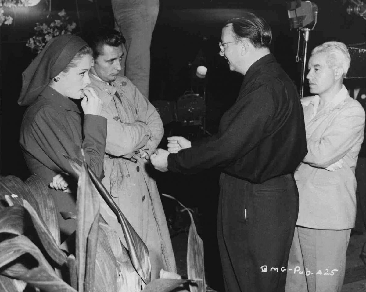 Greer and Mitchum with director Jacques Tourneur and cineamatographer Nicholas Musuraca, ASC.