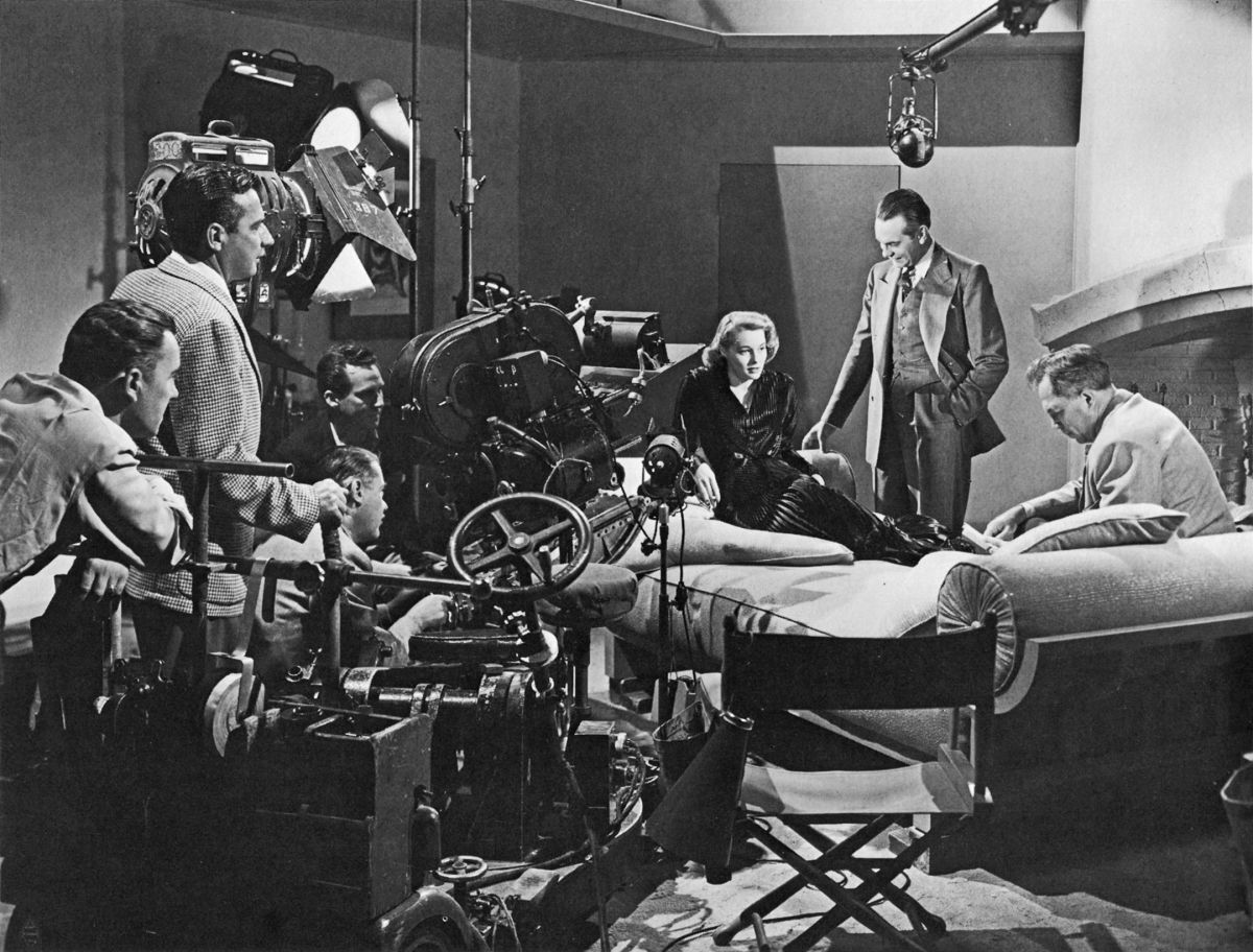 Burks (standing behind the Mitchell BNC camera), shoots a close-up on Patricia Neal. From left to right ar: Earl Ellwood, Len South, James Bell, Burks, Neal, Raymond Massey and Vidor.