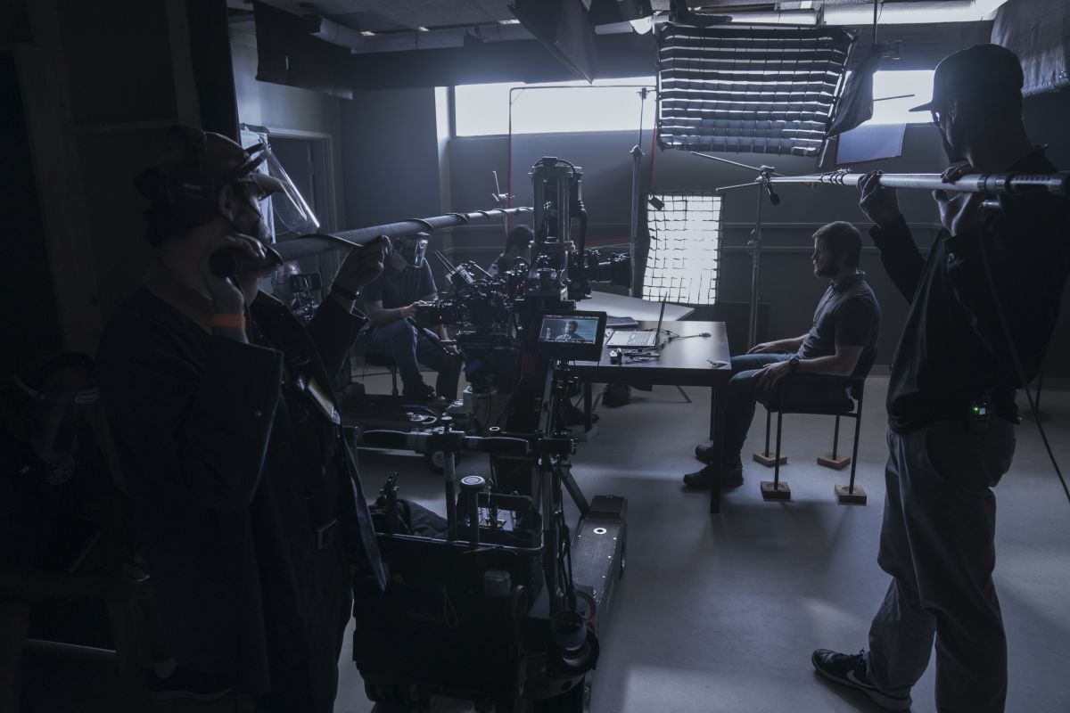 The lighting setup for a scene in which Reece (Pratt) is debriefed about the catastrophic mission he led.