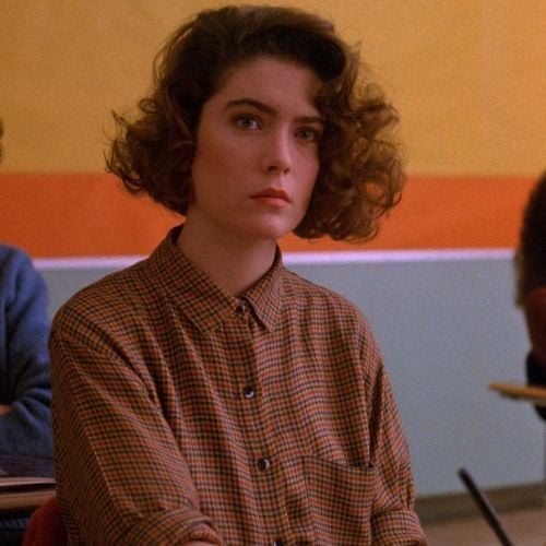 Donna Hayward (Lara Flynn Boyle), Laura’s closest friend, begins to suspect something is amiss at school.